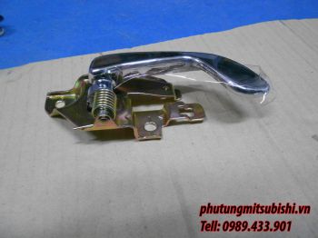 Tay mở cửa trong xe Mitsubishi Jolie