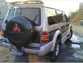 Ốp góc ba đờ sốc sau xe Mitsubishi Pajero