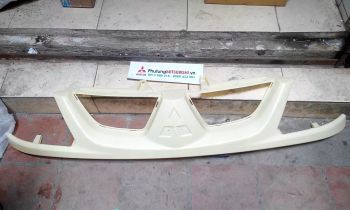 Sừng trâu sừng hiêu ốp ba đờ sốc trên xe Mitsubishi Jolie