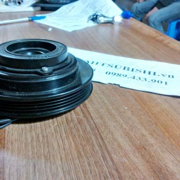 Puly đầu lốc lạnh xe Mitsubishi Pajero