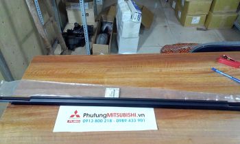 Nẹp chân kính cánh cửa xe Mitsubishi Triton