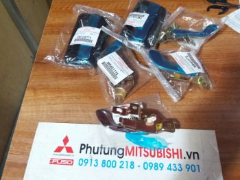 Tay mở cửa xe Mitsubishi Jolie
