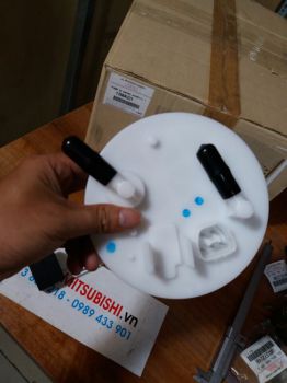 Cụm bơm xăng xe Mitsubishi Triton