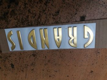 Chữ Grandis màu vàng và màu bạc xe Mitsubishi Grandis