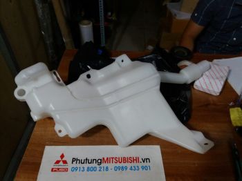 Bình nước rửa kính xe Mitsubishi Zinger