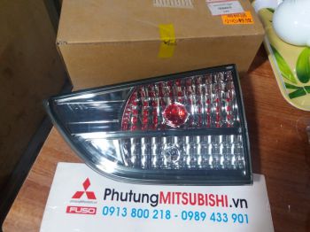 Đèn hậu miếng trong trên cốp xe Mitsubishi Zinger