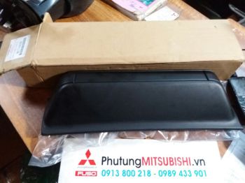 Ốp tay mở cửa hậu và đèn soi biển số xe Mitsubishi Pajero
