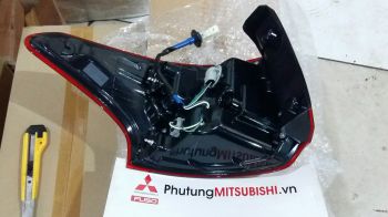 Đèn hậu miếng ngoài xe Mitsubishi Outlander