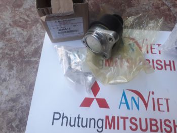Rô tuyn đứng trên xe Mitsubishi Triton