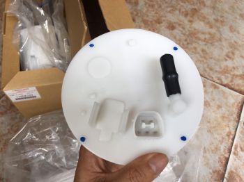 Cụm bơm xăng xe mitsubishi Zinger