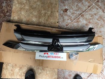Mặt ca lăng xe mitsubishi Outlander