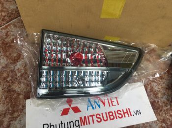 Đèn hậu miếng trong xe mitsubishi Zinger