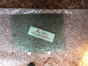Kính cánh cửa xe mitsubishi Triton