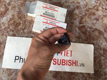 Cảm biến báo lùi xe mitsubishi Pajero