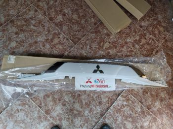 Ốp cốp sau xe mitsubishi Outlander
