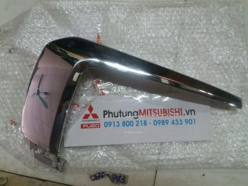 Viền mạ cản trước miếng giữa xe Mitsubishi Outlander