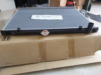 Két nước xe Mitsubishi Pajero ngân hàng