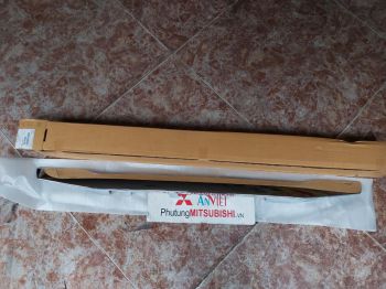 Ốp đèn soi biến số xe Mitsubishi Pajero Sport