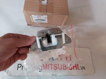 Khóa ngậm cửa hậu xe mitsubishi Xpander