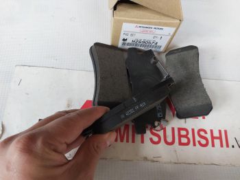 Má phanh sau xe Mitsubishi Pajero