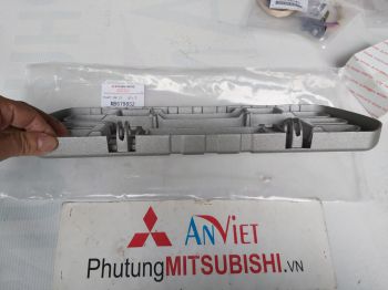 Bậc bước lên xuống sau xe Mitsubishi Pajero