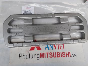 Bậc bước lên xuống cửa hậu xe Mitsubishi Pajero
