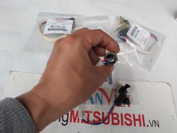 Cảm biến báo lùi xe Mitsubishi Jolie