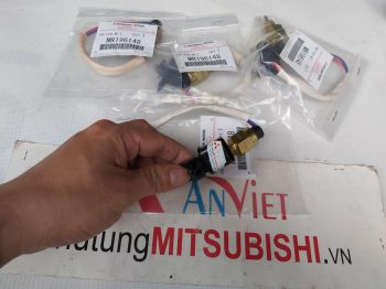 Cảm biến báo lùi Mitsubishi Pajero