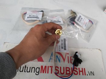 Công tắc báo lùi xe Mitsubishi Jolie