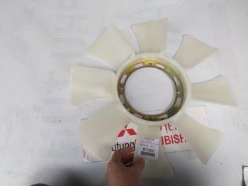 Cánh quạt két nước xe Mitsubishi Pajero