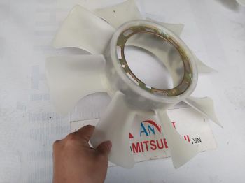 Cánh quạt két nước xe Mitsubishi Zinger