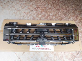 Mặt ca lăng xe Mitsubishi Pajero V93