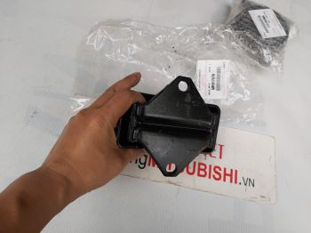 Chân máy xe Mitsubishi Pajero Sport