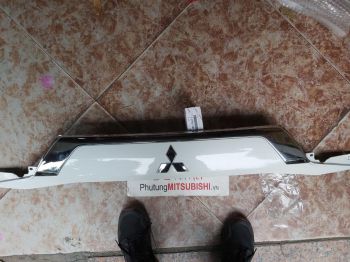 Ốp đèn soi biển số xe mitsubishi Outlander