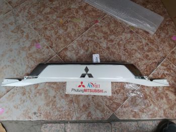 Ốp ngang cửa hậu xe mitsubishi Outlander