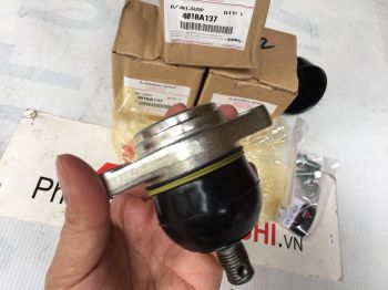 Rotuyn đứng trên xe Mitsubishi Pajero ngân hàng