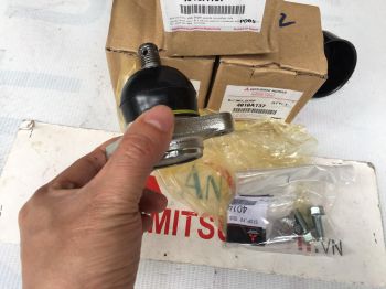 Rotuyn đứng trên xe Mitsubishi Triton