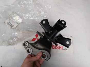 Chân máy xe mitsubishi Mirage