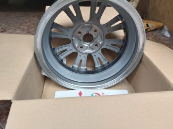 La zăng mitsubishi Mirage