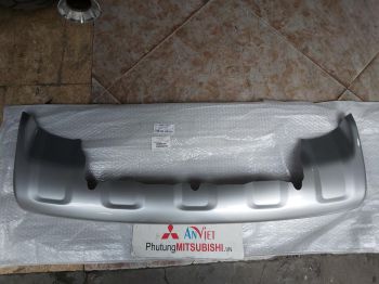 Ốp cản trước xe Pajero Sport