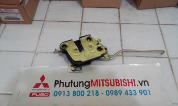 Khóa ngậm cửa hậu xe Mitsubishi Pajero