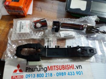 Đế tay mở cửa xe Mitsubishi Pajero Sport