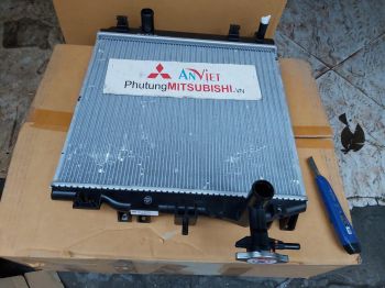 Két nước Mitsubishi Attrage