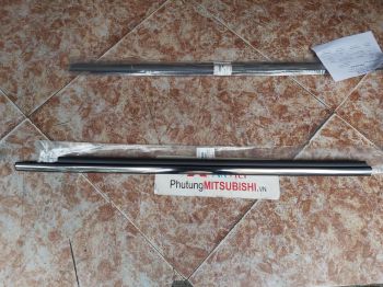 Nẹp chân kính cửa trước xe Mitsubishi Pajero Sport