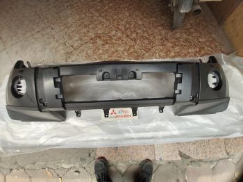 Ba đờ sốc trước xe mitsubishi Pajero ngân hàng