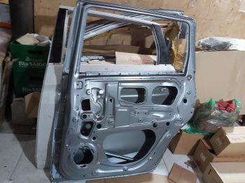 Cánh cửa sau xe Mitsubishi Xpander hàng bãi