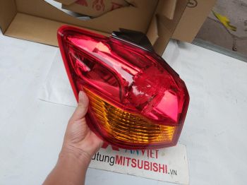 Đèn hậu bên phụ xe Mitsubishi Outlander Sport