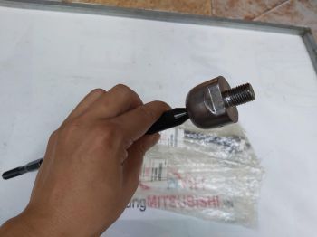 Rô tuyn lái trong xe mitsubishi Attrage