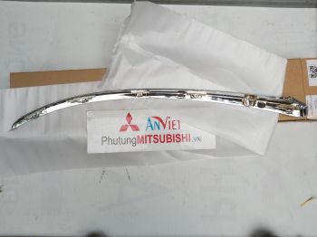 Ốp mạ cản trước miếng trên xe mitsubishi Xpander