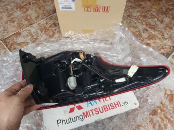Đèn hậu bên phụ xe Outlander hàng xịn ngoài 